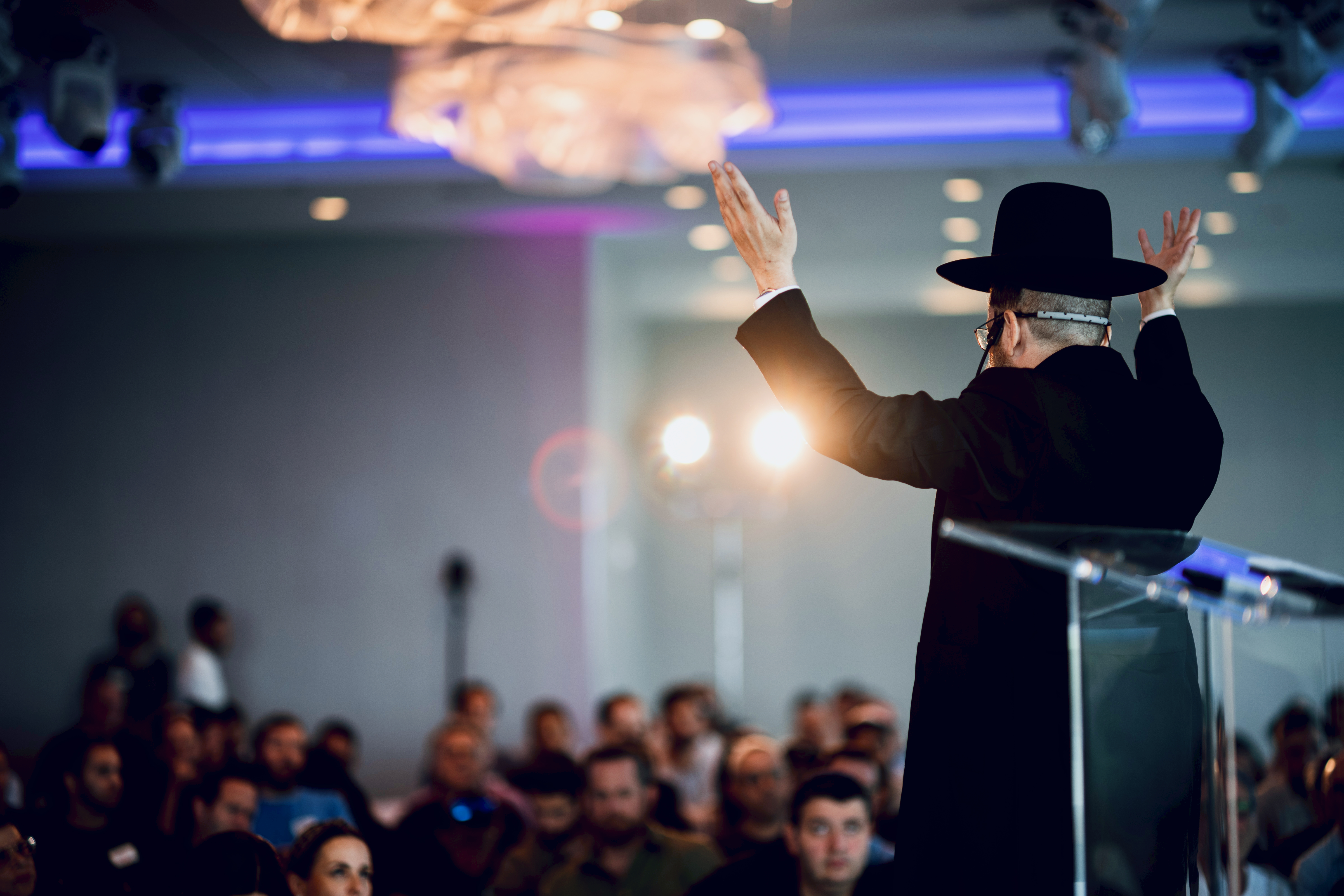 Rav Doniel addressing a full room